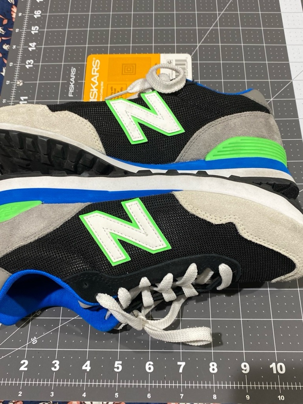 New Balance Men’s Black Sneakers with Gray, Blue & Neon Green Accents Size 7 - Picture 4 of 8